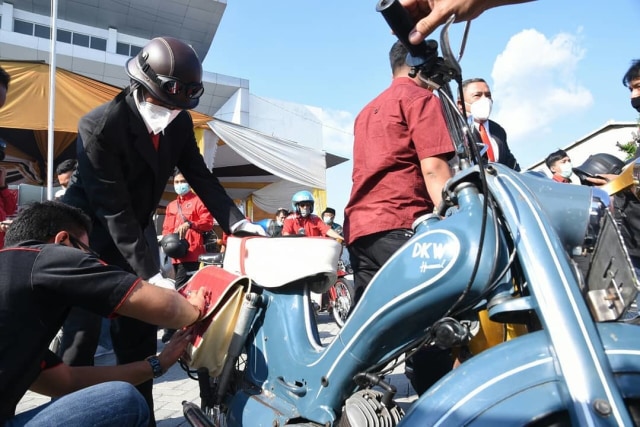 Bupati Boyolali M. Said Hidayat dan motor antiknya pabrikan DKW asal Jerman. Foto: dok. instagram.com/msaid_hidayat