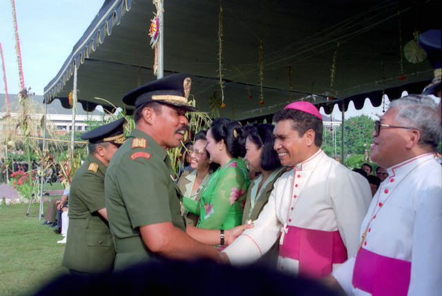 Panglima Daerah Militer IX Udayana Mayjen Sintong Panjaitan (kiri) bersalaman dengan Uskup MGR (Monseigneur) Carlos Filipe Ximenes Belo saat upacara sertijab Pangdam IX Udayana di lapangan Puputan , Badung, Bali, 30/11/2001. Foto: Jalil Hakim/TEMPO
