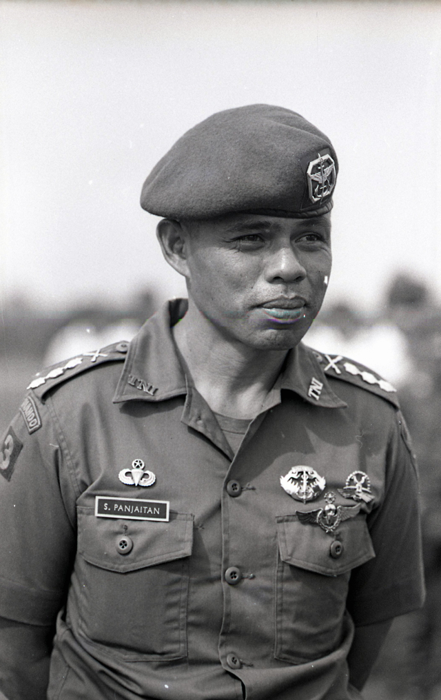 Kolonel Sintong Panjaitan saat menunggu kedatangan pilot Herman Rante yang menjadi korban dalam pembajakan pesawat DC-9 Woyla, di Bandara Halim Perdanakusuma, Jakarta, pada 1981. Foto: Zed Abidien/TEMPO