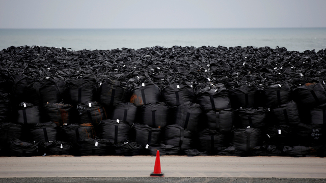 Kantong plastik hitam berisi tanah, daun, dan puing-puing yang terpancar radiasi dalam operasi dekontaminasi di kota Tomioka, prefektur Fukushima, Jepang, pada 22 Februari 2015.  Foto: Toru Hanai/REUTERS