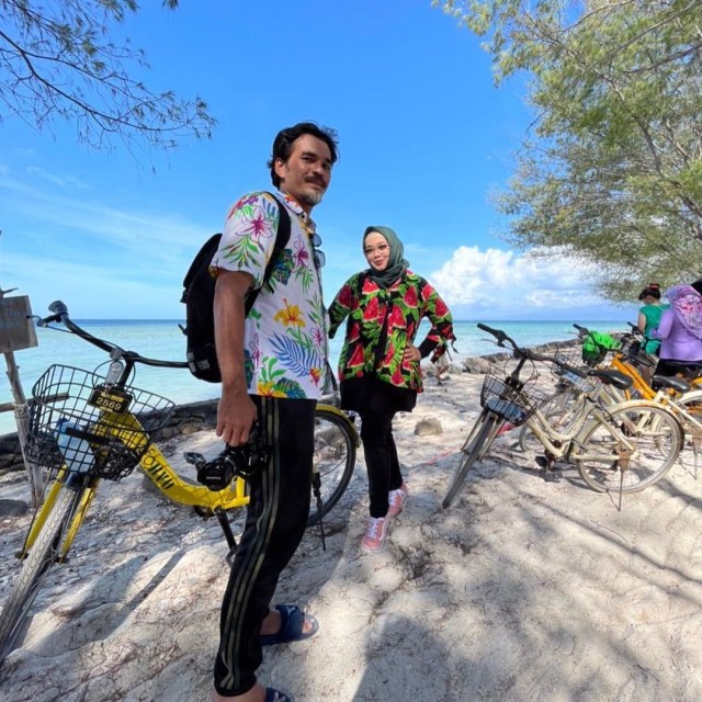 Teddy Syach dan Rina Gunawan. Foto: Instagram/rinagunawan74