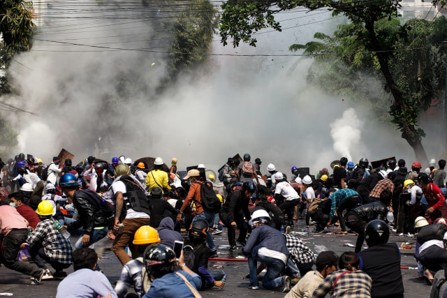 Polisi menembakkan gas air mata ke aras pengunjuk rasa selama demonstrasi menentang kudeta militer di Mandalay, Myanmar, Rabu (3/3). Foto: STR/AFP