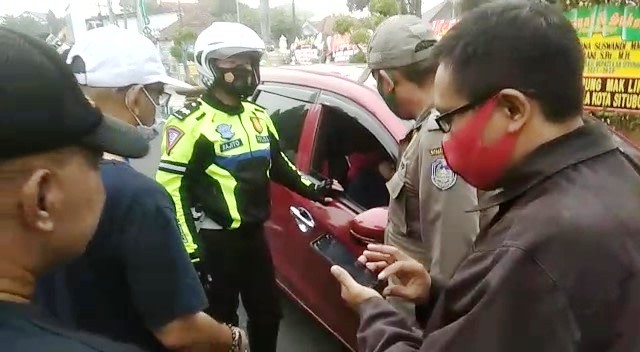 Polantas Situbondo Tindak Lanjuti Laporan Warga Diduga Pingsang Didalam Mobil