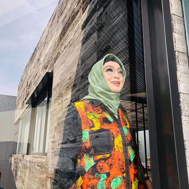 Mendiang Rina Gunawan, artis senior yang sukses bisnis WO meninggal pada Selasa (2/3). (Foto: Instagram/@rinagunawan74).