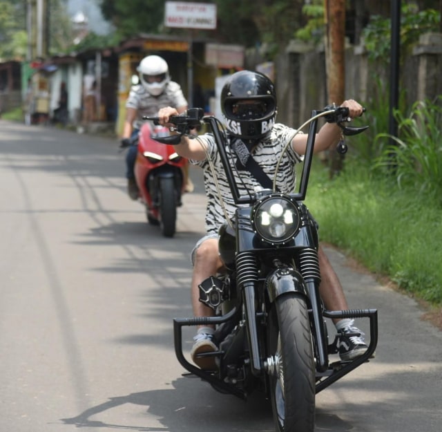 Gaya Desta saat berkendara. Foto: Instagram/@desta80s