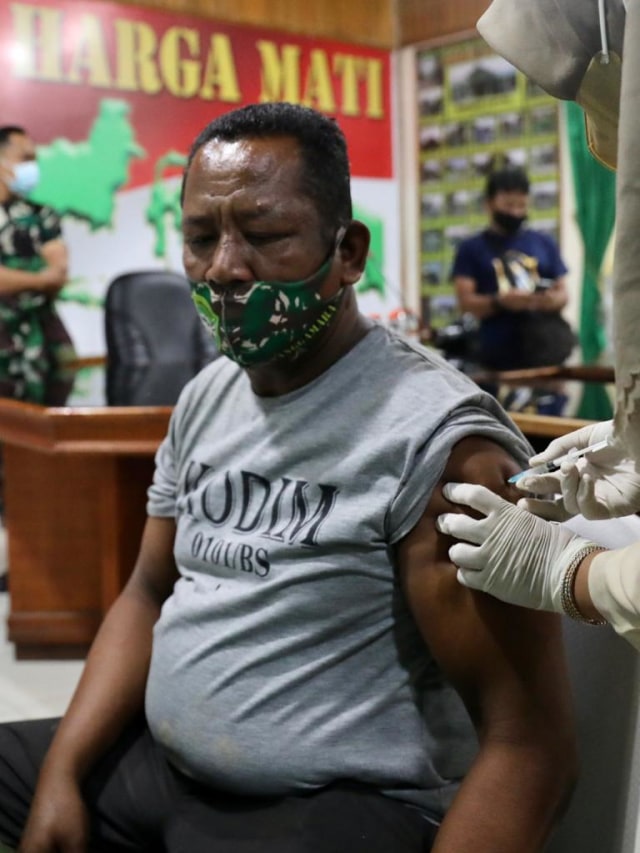 Seorang prajurit TNI Kodim 0101/BS menjalani vaksinasi COVID-19 tahap pertama di Aula Makodim 0101/BS, Kota Banda Aceh, Kamis (4/3). Foto: Suparta/acehkini