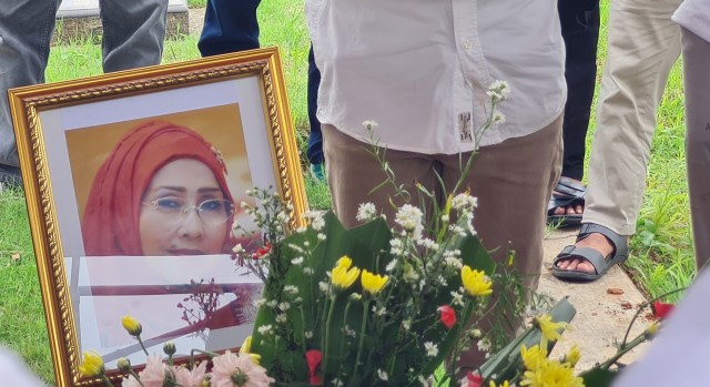 Pemakaman Artis senior Asmiar Yahya. Foto: Istimewa