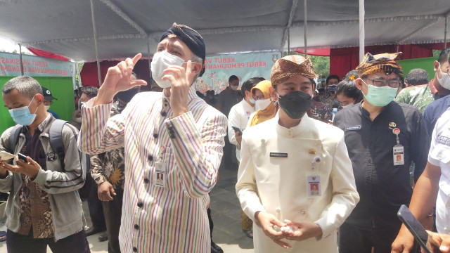 Gubernur Jawa Tengah Ganjar Pranowo saat meninjau vaksinasi di Pasar Klewer Solo