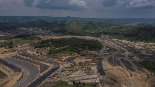 Foto udara pembangunan lintasan sirkuit proyek Mandalika International Street Circuit di Kawasan Ekonomi Khusus (KEK) Mandalika, Pujut, Praya, Lombok Tengah, Nusa Tenggara Barat, Kamis (4/3/2021). Foto: Aprilio Akbar/ANTARA FOTO