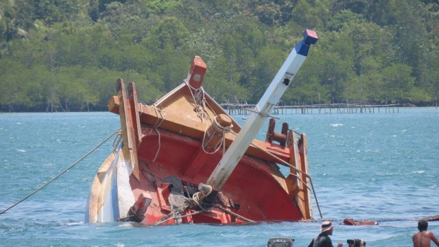 Penenggelaman kapal illegal fishing asal Vietnam dan Malaysia di perairan Kepri. Foto: Kejagung
