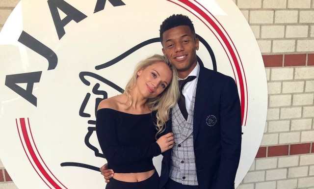 Winger Ajax Amsterdam, David Neres dan kekasihnya, Karina Winona. Foto: Instagram/@kirawinona