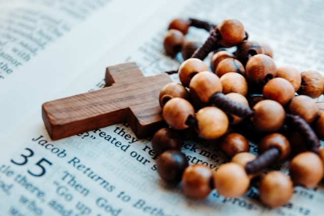 Ilustrasi Doa Katolik dengan Rosario Foto: Unsplash