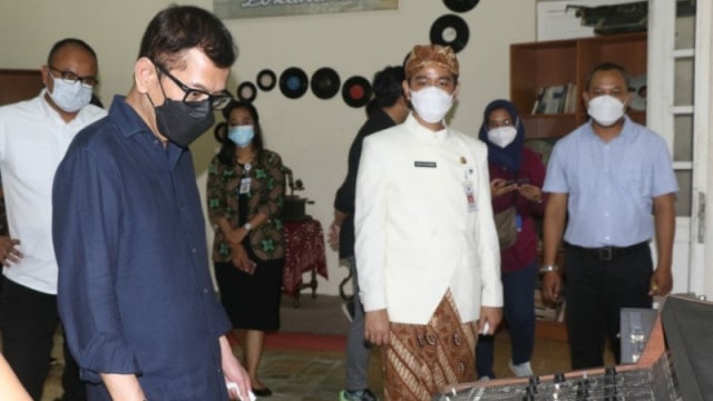 Wali Kota Surakarta Gibran Rakabuming Raka dan Wishnutama saat mengunjungi Studio Lokananta.  Foto: Pemkot Surakarta/via ANTARA