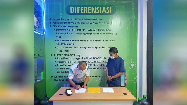 Perwakilan Hydromat menandatangani kontrak penggunaan system kasir MSKPos produksi.(dok/pribadi).