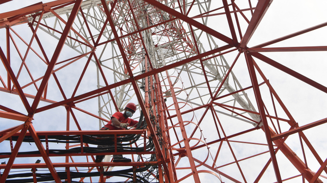 Petugas melakukan perawatan di salah satu BTS Telkomsel. Foto: ANTARA FOTO/Zabur Karuru