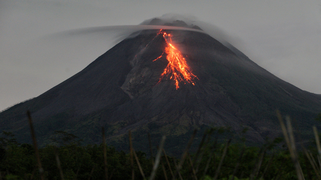 Guguran lava pijar Gunung Merapi terlihat dari Turi, Sleman, D.I Yogyakarta. Foto: ANTARA FOTO/Andreas Fitri Atmoko