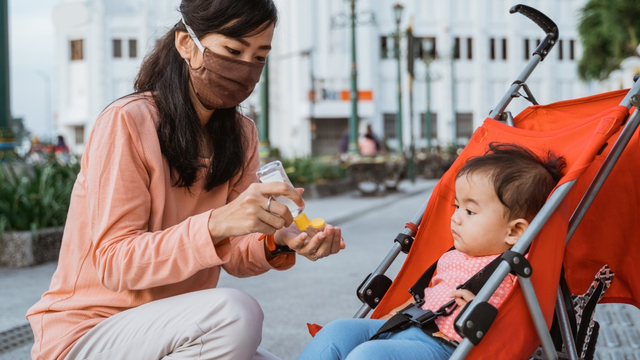 Perlukah Tangan Bayi Diberi Hand Sanitizer? Foto: Shutterstock