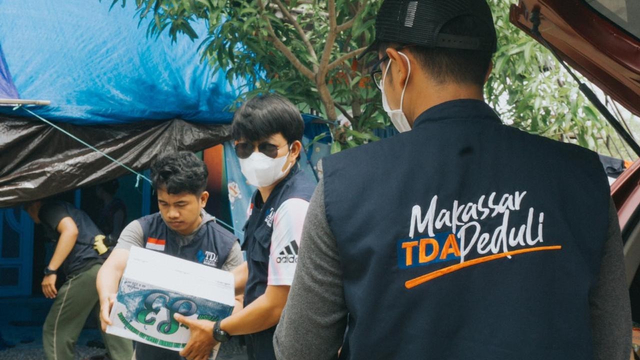 Member Tangan Di Atas (TDA) bahu membahu menyalurkan bantuan untuk gempa Sulawesi Barat.(dok/TDA Makassar).