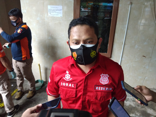 Kanit Reskrim Polsek Panakkukang Makassar, Iqbal menjawab pertanyaan wartawan di lokasi pembunuhan selebgram di Makassar yang sudah ditangkap. Foto: Dok. Istimewa