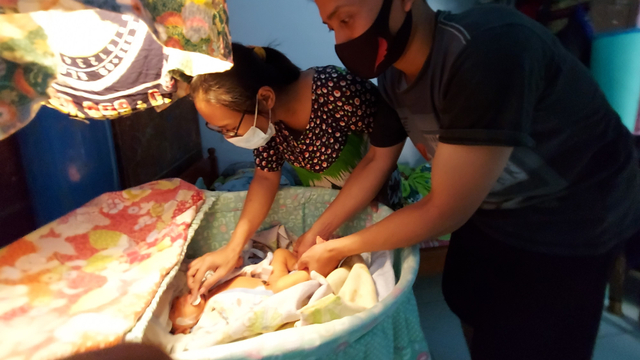 Pasangan Syarrifudin dan Ayu Endang merawat bayinya yang lahir tanpa memiliki tempurung kepala
