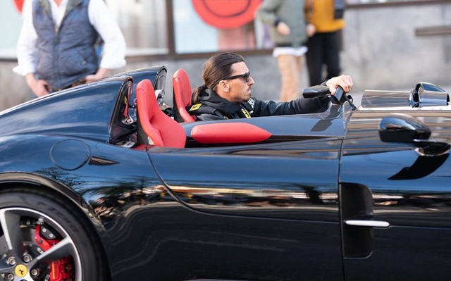 Zlatan Ibrahimovic dengan Ferrari miliknya. Foto: Twitter/@joeyantwi