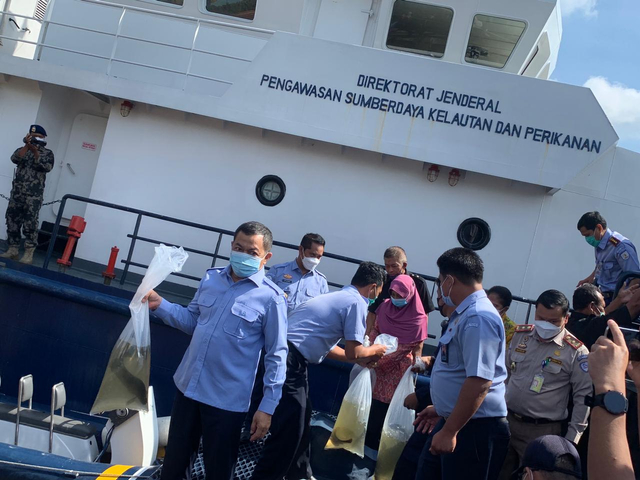 Sekjen KKP bersiap melakukan pelepasliaran ikan belida di Sungai Kapuas. Foto: Teri/Hi!Pontianak 