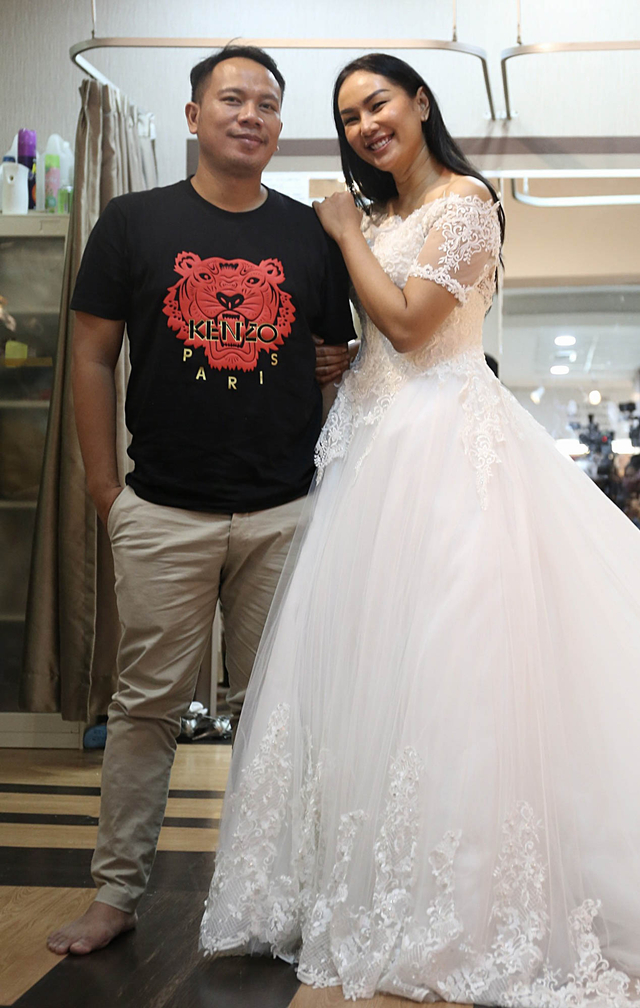 Artis Kalina bersama Vicky Prasetyo saat fitting baju pernikahan di Jakarta, Jumat, (5/3/2021).  Foto: Ronny