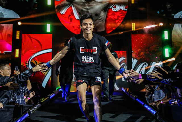 Gaya petarung MMA berdarah blasteran Indonesia-Filipina, Aziz "The Krauser" Calim, saat memasuki arena pertandingan (ONE Championship)