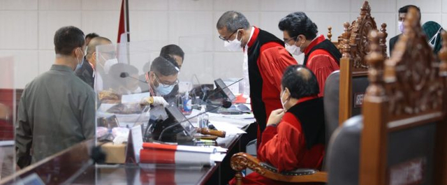 Majelis hakim mengonfirmasi bukti tambahan pada sidang Perselisihan Hasil Pemilihan Walikota Ternate‭, ‬Kamis‭ (‬4/03‭) ‬di Ruang Sidang MK‭. |Foto Humas/Teguh‭.