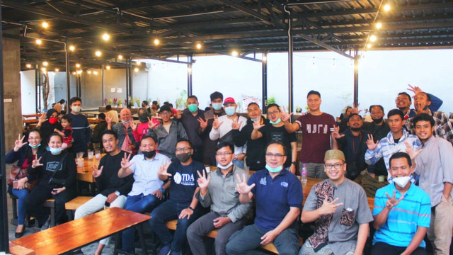 Para anggota Tangan Di Atas (TDA) Malang, usai mengikuti ngipok bareng. (dok/TDA Malang).