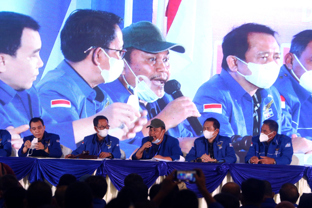 Pimpinan sidang Jhoni Allen Marbun (tengah) didampingi para kader lainnya menjawab pertanyaan wartawan saat Kongres Luar Biasa (KLB) Partai Demokrat. Foto: Endi Ahmad/Antara Foto