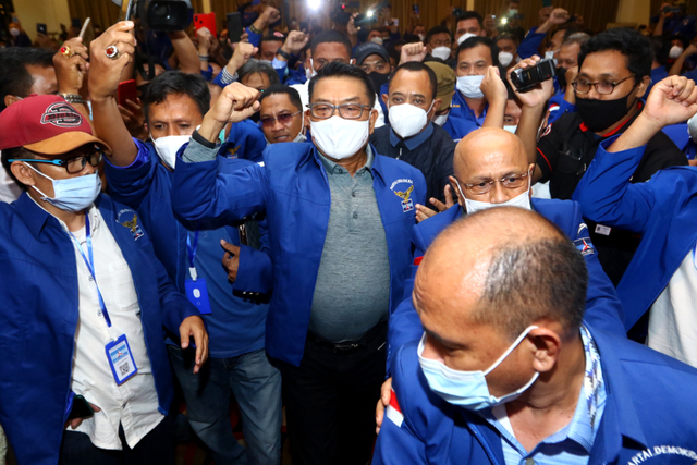 Moeldoko (tengah) tiba di lokasi Kongres Luar Biasa (KLB) Partai Demokrat di The Hill Hotel Sibolangit, Deli Serdang, Sumatera Utara, Jumat (5/3). Foto: Endi Ahmad/Antara Foto