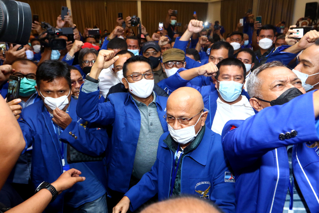 Moeldoko (tengah) tiba di lokasi Kongres Luar Biasa (KLB) Partai Demokrat. Foto: Endi Ahmad/Antara Foto