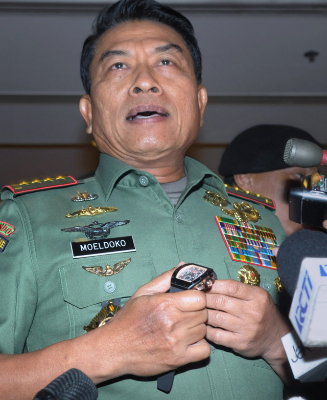 Panglima TNI Jenderal Moeldoko memamerkan jam tangan mewahnya kepada wartawan di Jakarta yang ia klaim palsu. Foto: STR / AFP