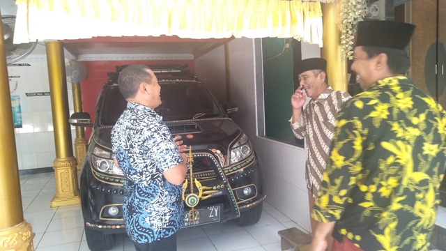 Kepala Kesbangpol Subang Udin Jazudin (kiri) saat meninjau mobil berlapis emas dan berlian yang viral. Foto: Dok. Istimewa