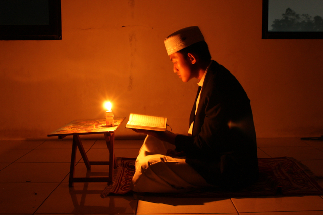 foto seorang pemuda sedang mengaji (dokumentasi pribadi)