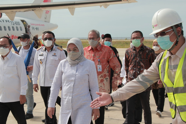 Ida Fauziyah, Menteri Ketenagakerjaan RI saat tiba di Bandara Udara di PT Indonesia Weda Bay Industrial Park (IWIP), Halmahera Tengah, Maluku Utara pada Sabtu (6/3/2021). Foto: Faris Bobero/cermat