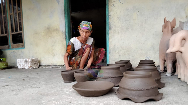 Perajin gerabah di Desa Rendeng, Kecamatan Malo, Kabupaten Bojonegoro. (foto: dan/beritabojonegoro)