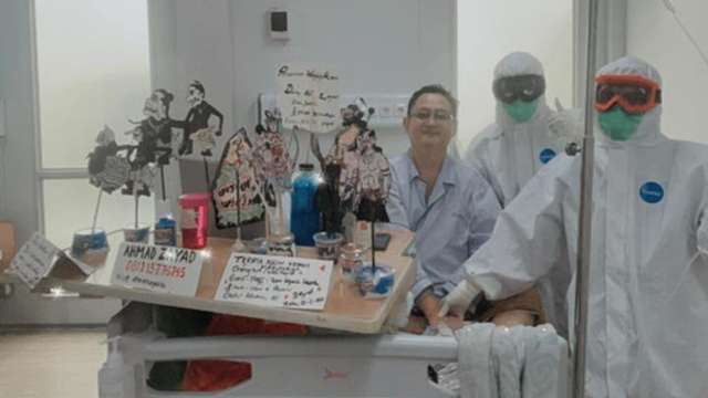 Dokter Muhammad Natsir bersama penyintas corona, Zayad, yang aktif membuat wayang selama dirawat di rumah sakit. Foto: Dok. Istimewa