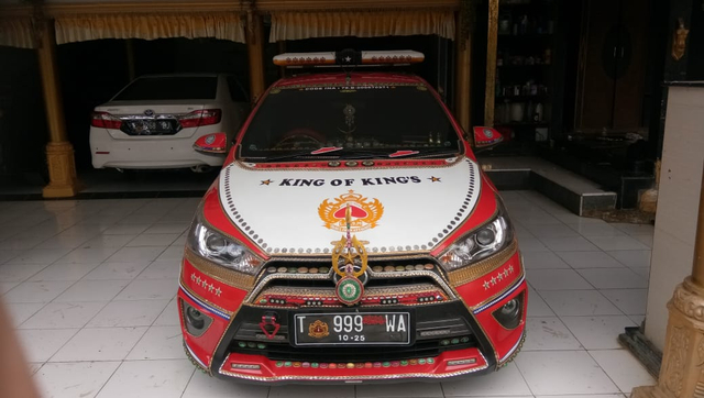Mobil berlapis emas dan berlian yang viral di Subang.
 Foto: kumparan