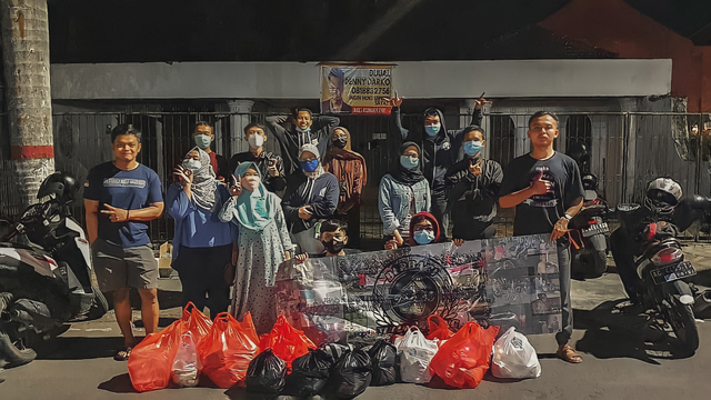 Komunitas Tangan Di Atas (TDA) kolaboraksi dengan komunitas Berbagi Nasi Tulungagung saat bersiap membagikan nasi bungkus. (dok/TDA Tulungagung).