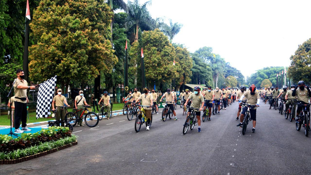 Pangdivif 2 Kostrad, Mayjen TNI Tri Yuniarto, mengibarkan bendera, tanda start funbike peringatah HUT ke-60 Kostrad. (dok/difiv 2 Kostrad)