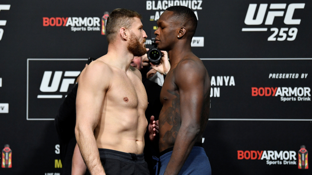 Israel Adesanya vs Jan Blachowicz di UFC 259. Foto: Jeff Bottari/Zuffa LLC via Getty Images