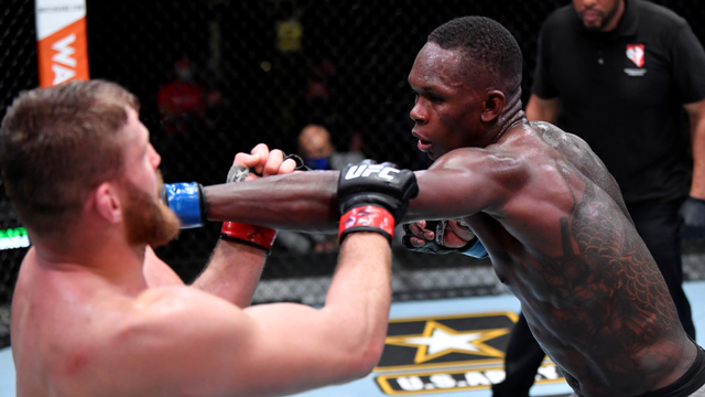 Israel Adesanya vs Jan Blachowicz dalam pertarungan UFC 259 di UFC APEX, di Las Vegas, Nevada.  Foto: Jeff Bottari/Zuffa LLC via Getty Images