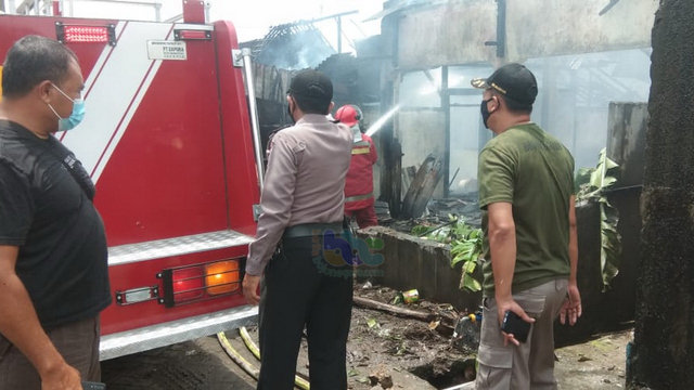 Petugas saat berupaya melakukan pemadaman kebakaran rumah milik Yasmo (53), warga Desa Cendono RT 011 RW 002, Kecamatan Padangan, Kabupaten Bojonegoro. Minggu (07/03/2021) (foto: istimewa)