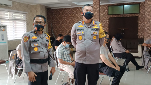 KAPOLRESTA Pekanbaru, Kombes Pol Nandanh Mu'min Wijaya (kanan). 