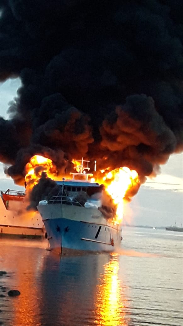 Kapal Fajar Baru 8 Ludes Dilalap Si jago Merah, Minggu (7/3), foto: Yanti/Balleo News