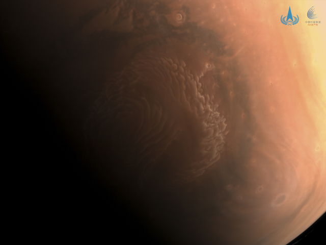 Foto resolusi tinggi permukaan planet Mars yang diambil pesawat luar angkasa China Tianwen-1. Foto: China National Space Administration