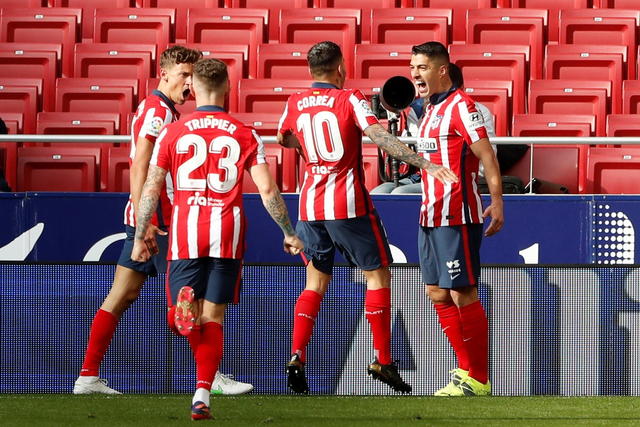 Selebrasi pemain Atletico Madrid Luis Suarez usai mencetak gol ke gawang Real Madrid pada pertandingan lanjutan Liga Spanyol di Wanda Metropolitano, Madrid, Spanyol. Foto: Susana Vera/REUTERS