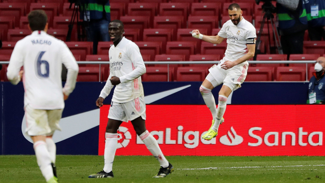 Selebrasi pemain Real Madrid Karim Benzema usai mencetak gol ke gawang Atletico Madrid pada pertandingan lanjutan Liga Spanyol di Wanda Metropolitano, Madrid, Spanyol. Foto: Susana Vera/REUTERS